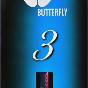 Op de afbeelding: Een blauw en groen affiche voor Butterfly tafeltennisapparatuur. Het woord "BUTTERFLY" staat boven een groot wit cijfer "3". Een kleine zwarte rechthoek met het nummer "303" staat onderaan. De tekst "TABLE TENNIS FOR YOU" staat onderaan.