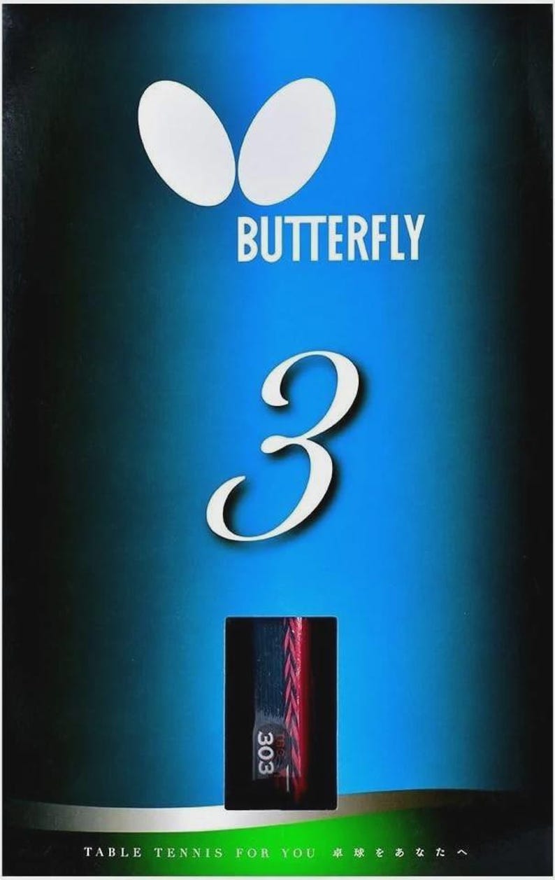 Op de afbeelding: Een blauw en groen affiche voor Butterfly tafeltennisapparatuur. Het woord "BUTTERFLY" staat boven een groot wit cijfer "3". Een kleine zwarte rechthoek met het nummer "303" staat onderaan. De tekst "TABLE TENNIS FOR YOU" staat onderaan.