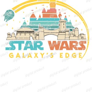 Könnte beinhalten: Ein Grafikdesign mit dem Text STAR WARS GALAXY'S EDGE in einer abgenutzten Schriftart. Das Bild zeigt eine stilisierte Wüstenlandschaft mit Kuppelbauten, einer Brücke und einer Burgsilhouette, akzentuiert durch einen gelben Bogen und ein Raumschiff.