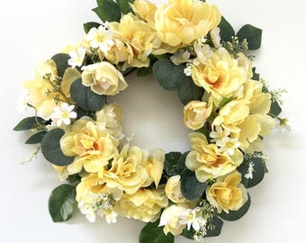 Corona de rosas amarillas suaves, corona para puerta principal de primavera/verano, corona de margaritas de eucalipto, decoración para puerta de estilo rústico/campestre, corona floral de temporada.