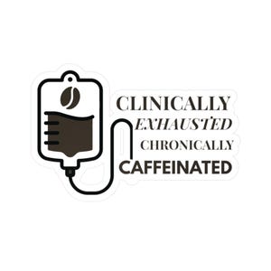 Può includere: Adesivo bianco con un sacco IV nero e un chicco di caffè. Il testo "Clinically Exhausted Chronically Caffeinated" è in nero, con un carattere sans-serif.