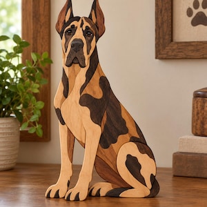 Puede incluir: Una figura decorativa de madera de un perro Gran Danés, elaborada con varios tonos de madera natural en color canela claro, marrón medio y espresso oscuro. El perro se muestra en posición sentada con orejas erguidas y un patrón de pelaje detallado.
