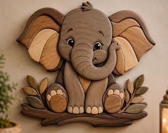 Op de afbeelding: Houten wandkunst van een baby-olifant. De olifant zit op een tak met bladeren. De olifant is gemaakt van verschillende bruintinten. De oren hebben een gestreept ontwerp. De olifant heeft grote ogen en een gekrulde slurf.