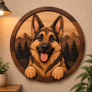 Puede incluir: Una pieza de arte mural circular de madera que presenta un perro pastor alemán tallado en capas con sus patas descansando en el borde inferior. El fondo muestra una cordillera y pinos en varios tonos de madera marrón, bronceado y oscuro.