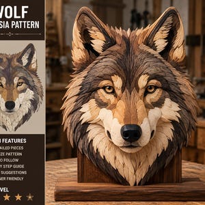 Puede incluir: Una escultura de madera detallada de una cabeza de lobo en varios tonos marrones. La escultura está montada sobre una base de madera. La imagen incluye un patrón con el texto "WOLF INTARSIA PATTERN" y detalles como "65 PIEZAS DETALLADAS" y "PRINCIPIANTE".