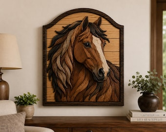 Op de afbeelding: Een houten wandplaat met een gelaagd, driedimensionaal reliëf van een bruine paardenkop met een witte bles op het gezicht. Het paard heeft een vloeiende manen in tinten donkerbruin en beige, geplaatst tegen een achtergrond van horizontale houten planken.