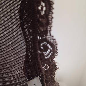 La seta permette una lavorazione finissima e resistente. si può osservare in trasparenza l'effetto della lavorazione.