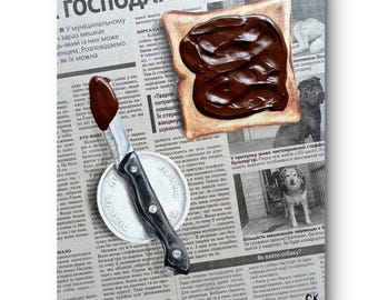 Arte tridimensionale con toast al cioccolato: natura morta con texture, realizzata su carta di giornale.