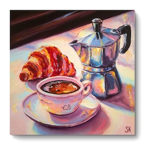 Op de afbeelding: Een olieverfschilderij met een goudbruine croissant, een zilveren mokkapot en een lichtroze kopje gevuld met donkere koffie op een schoteltje. Het kopje bevat de letters EB in cursief schrift. De initialen SK staan rechtsonder in de hoek.