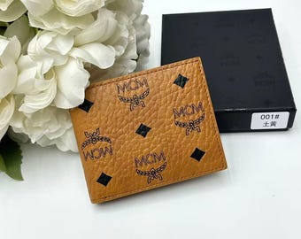 MCM Cognac Leder Bifold Brieftasche, Visetos Monogramm, schlankes Profil, handgefertigtes Designer Accessoire, Geschenk für Ihn