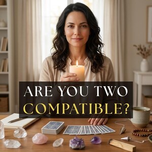 Könnte beinhalten: Ein Tisch mit einem Tarotkartendeck, mehreren Kristallen, einem Pendel, einem Holzstab, einem Notizbuch mit Stift und einer Tasse. Der Text ARE YOU TWO COMPATIBLE? ist mittig über der Szene mit einer brennenden Kerze im Hintergrund zu sehen.
