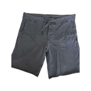 Peut inclure: Shorts gris anthracite avec une taille à cordon et deux poches avant. Les shorts ont un ourlet brut et sont faits d'un tissu doux et décontracté. Ces shorts sont une option confortable pour un usage quotidien.