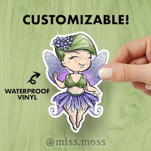 Puede incluir: Una pegatina personalizable con un hada de dibujos animados con cabello verde, alas moradas y una corona de flores. El hada lleva un vestido verde y morado y tiene una expresión caprichosa. La pegatina está etiquetada como "CUSTOMIZABLE!" y "WATERPROOF VINYL" e incluye el texto "@miss.moss".