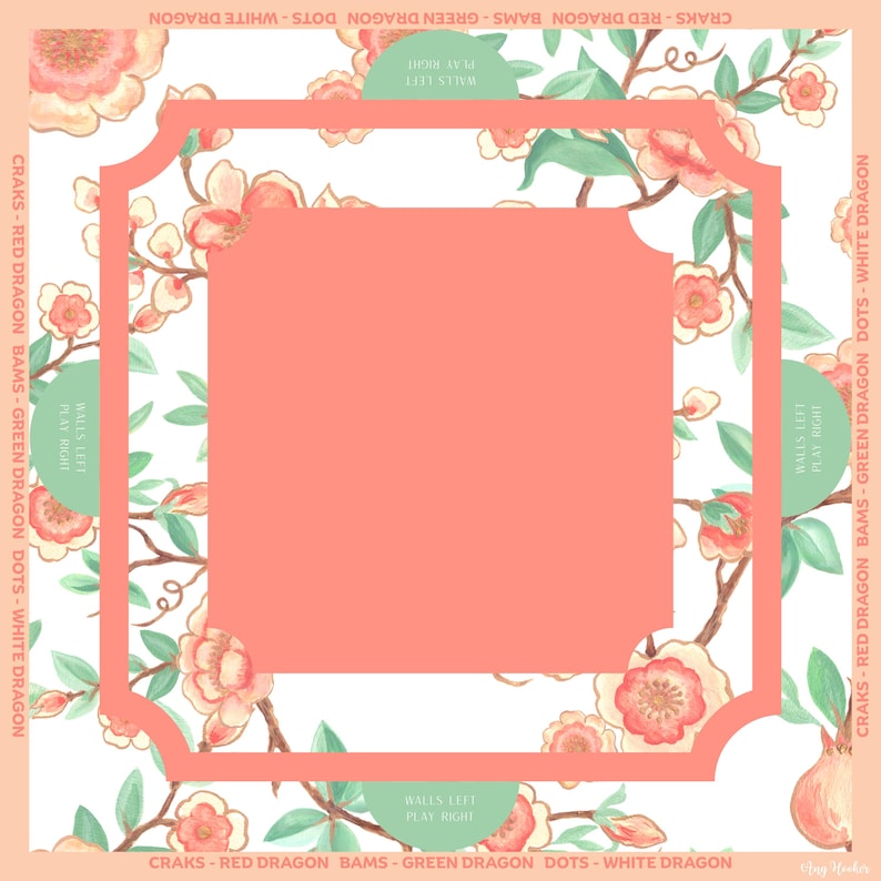 Puede incluir: Un tapete de Mahjong cuadrado con fondo blanco y un patr&oacute;n floral de flores rosas y hojas verdes. Un marco de color coral bordea el centro. Los bordes contienen el texto: CRAKS - RED DRAGON BAMS - GREEN DRAGON DOTS - WHITE DRAGON.