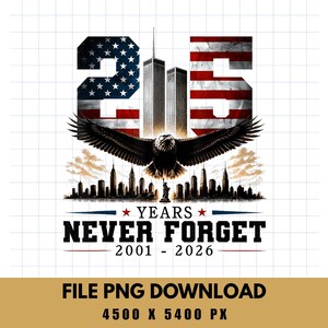 Può includere: Un design grafico che mostra il numero 25 con il motivo della bandiera americana, le Torri Gemelle e un'aquila calva in volo. Sotto c'è lo skyline di New York, il testo YEARS NEVER FORGET e gli anni 2001 - 2026 in caratteri neri e rossi.