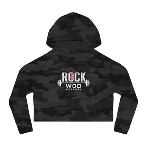 Könnte beinhalten: Schwarzer und grauer Camouflage-Cropped-Hoodie mit Kapuze. Auf der Vorderseite steht der weiße Text "ROCK WOD APPAREL" mit einem rosa Blitz und einer Hantel-Grafik.