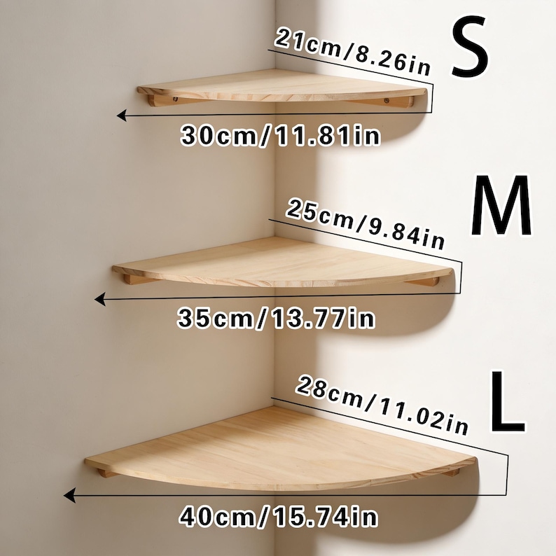 Pu&ograve; includere: Tre mensole angolari in legno di diverse dimensioni sono esposte contro un muro bianco. La mensola pi&ugrave; piccola &egrave; larga 30 cm, quella media 35 cm e quella pi&ugrave; grande 40 cm. Ogni mensola &egrave; etichettata con una taglia: S, M e L.