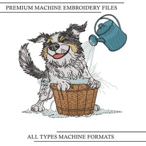 Op de afbeelding: Machineborduurontwerp met een vrolijke hond met zwart, wit en bruinachtig haar die in een bruine houten emmer staat terwijl hij wordt besproeid door een blauwe gieter. Tekst: PREMIUM MACHINE EMBROIDERY FILES en ALL TYPES MACHINE FORMATS.