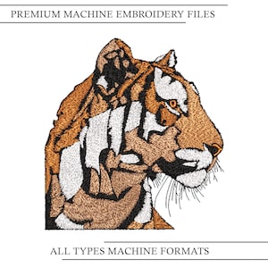 Può includere: Una testa di tigre ricamata nei toni del marrone, arancione, nero e bianco. L'immagine è un primo piano del volto della tigre, che mostra cuciture dettagliate. Il testo in alto recita "PREMIUM MACHINE EMBROIDERY FILES" e in basso "ALL TYPES MACHINE FORMATS".
