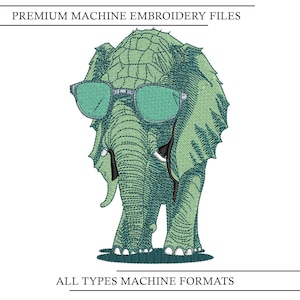 Könnte beinhalten: Ein Maschinenstickdesign, das einen grünen Elefanten mit blaugrün getönten Gläsern zeigt. Der Text PREMIUM MACHINE EMBROIDERY FILES steht oben und ALL TYPES MACHINE FORMATS unten auf dieser digitalen grafischen Illustration.