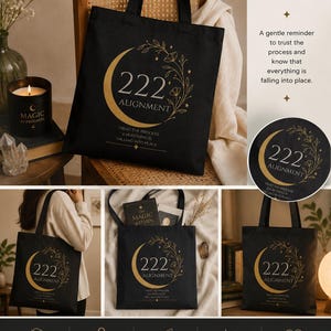 Pode incluir: Uma sacola de lona preta com um gr&aacute;fico dourado de uma lua crescente, detalhes florais e o texto 222 ALIGNMENT, TRUST THE PROCESS, EVERYTHING IS FALLING INTO PLACE. A bolsa mede 38 cm por 41 cm com al&ccedil;as de 51 cm.