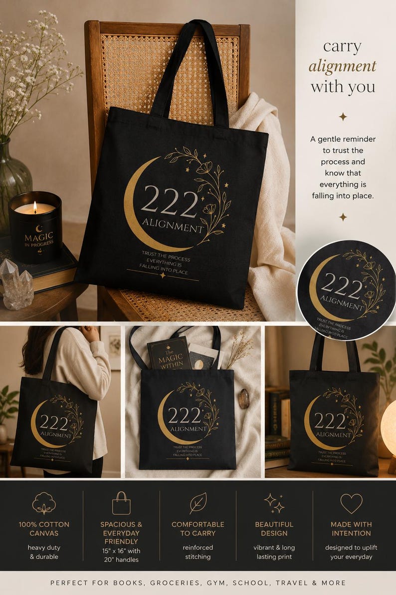 Pode incluir: Uma sacola de lona preta com um gr&aacute;fico dourado de uma lua crescente, detalhes florais e o texto 222 ALIGNMENT, TRUST THE PROCESS, EVERYTHING IS FALLING INTO PLACE. A bolsa mede 38 cm por 41 cm com al&ccedil;as de 51 cm.