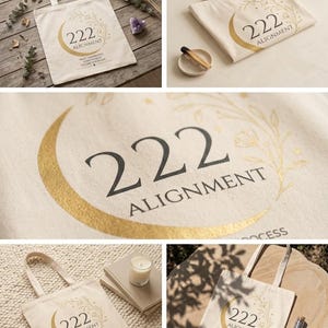 Pode incluir: Uma sacola de lona bege com um gr&aacute;fico de lua crescente dourada, o n&uacute;mero 222 e o texto ALIGNMENT. Abaixo do texto, uma inscri&ccedil;&atilde;o menor diz TRUST THE PROCESS EVERYTHING IS FALLING INTO PLACE. O design inclui delicados tra&ccedil;os florais.