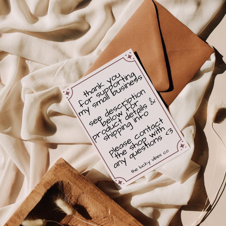 Pode incluir: Um cart&atilde;o retangular branco com uma borda roxa escura e detalhes de estrelas, contendo o texto: thank you for supporting my small business, see description below for product details & shipping info, please contact the shop with any questions <3, the lucky vibes co.