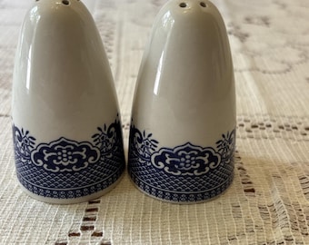 Vintage CHURCHILL BLUE WILLOW Set Of Salt And Pepper Shakers