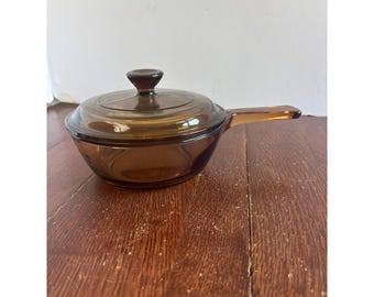 Visions Corning amberkleurige glazen steelpan van 0,5 l met pyrex deksel P-81-C Vintage VS