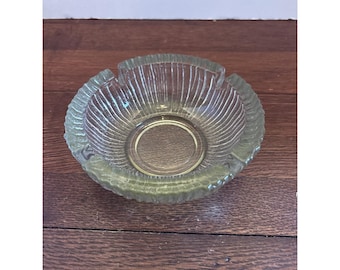 Cenicero BLENKO de mediados de siglo con textura de corteza/cristal acanalado, tono verde grisáceo.