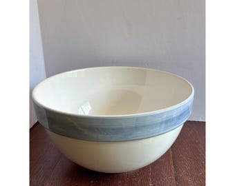 Grote zware keramische serveerschaal crème met blauwe randband 12 inch rond
