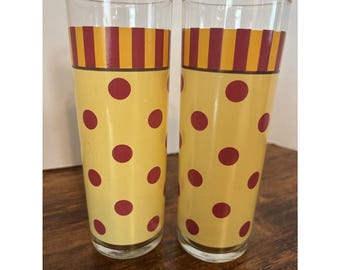 Conjunto de 2 copos retrô estilo meados do século com estampa de bolinhas e listras amarelas e vermelhas, da estilista Gail Pittman.