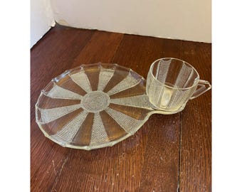 Juego de aperitivos vintage de vidrio prensado transparente con plato y taza con diseño de rayos de sol y cuentas, 2 piezas