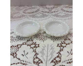 Vintage wit melkglas geschulpte zoutkelders Butter Pats paar kralen 3,25 inch