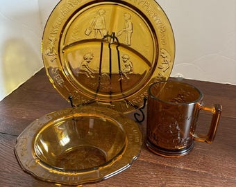 Vintage Indiana Glas für Tiara 3-teiliges Bernsteinfarbenes Kinderzimmer-Reim-Teller-Set