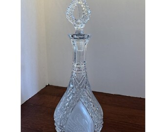Decantador vintage alemão em cristal de chumbo lapidado, com cisne ornamentado e detalhes foscos, 35,5 cm (14 polegadas)