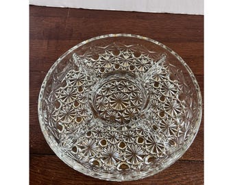 Travessa dividida de 25 cm da Indiana Glass, padrão Daisy and Button, vintage, fora de linha, em excelente estado de conservação.