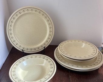 VTG USA aardewerk servies met bloemen 3 borden 2 kommen crème bruin gespikkeld