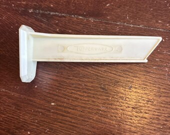 Wieszak na uszczelkę pokrywki Vintage Tupperware 490 do montażu na ścianie/drzwiach