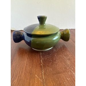 Olla de cerámica vintage con tapa, de gres esmaltado en verde y azul, firmada, 7,5 pulgadas.