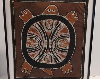 Tortuga batik vintage sobre tela de Jane Tamako Raffeld - Firmada y enmarcada