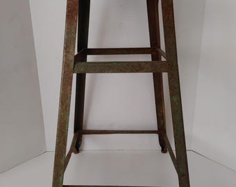 Taburete de taller industrial de metal vintage - Asiento para dibujo técnico - 61 cm de altura - Magnífica pátina