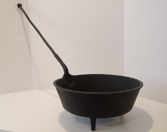 Olla antigua de hierro fundido con forma de araña y asa larga - Utensilios de cocina primitivos