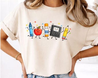 Maglietta Comfort Colors Teacher Life, regalo per il ritorno a scuola, maglietta con materiale didattico per insegnanti di scuola materna, maglietta con grafica di pastelli, mela e matita, regalo divertente per insegnanti
