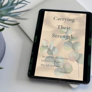 Peut inclure: Une tablette numérique affiche le texte "Carrying Their Strength" avec des illustrations botaniques. Le texte "My journey through loss, love and strength they left with me - Blandine" est également visible. Une plante en pot est en arrière-plan.