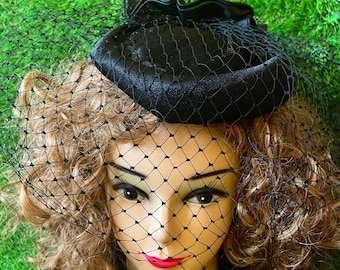 Sombrero tocado negro con velo, tocado de estilo vintage, elegante sombrero de cóctel, velo tipo jaula de pájaro, tocado de boda retro, accesorio de moda gótica