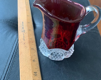 Jarra para crema de vidrio Ruby de Indiana Glass Company, década de 1920.
