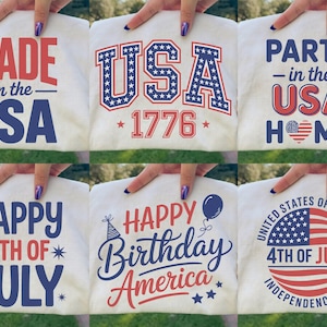Peut inclure: Collection de t-shirts blancs avec des motifs patriotiques. Chaque t-shirt présente des graphiques rouges, blancs et bleus avec des phrases comme "Made in the USA", "USA 1776" et "Happy 4th of July". D'autres motifs incluent "Party in the USA Home" et "Happy Birthday America".