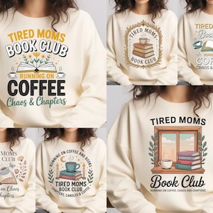 Może przedstawiać: Kremowe bluzy z różnymi wzorami "Tired Moms Book Club". Projekty obejmują książki, filiżanki do kawy i elementy kwiatowe. Tekst zawiera "Running on Coffee, Chaos & Chapters."